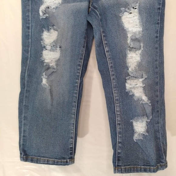 VENUS stretch destroyed stretch crop capri jeans. - Picture 3 of 9